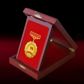 2015年10月訂做　安康市委優(yōu)秀共產(chǎn)黨員榮譽(yù)勛章獎(jiǎng)?wù)伦C章制作